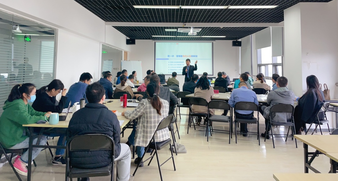 聚势谋远，，，，，，惟实励新 | 拉斯维加斯98882023年中高层治理职员培训会圆满竣事